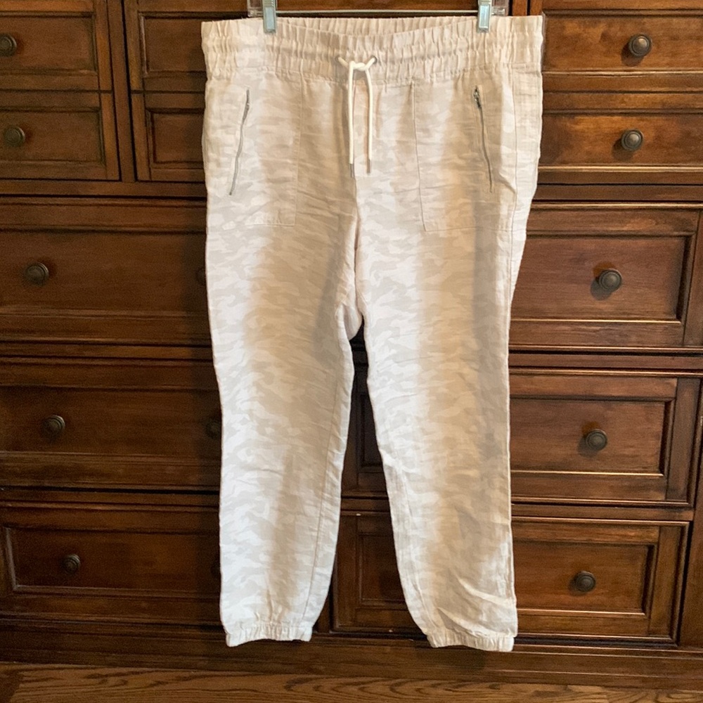 Athleta pale camouflaged linen joggers size large